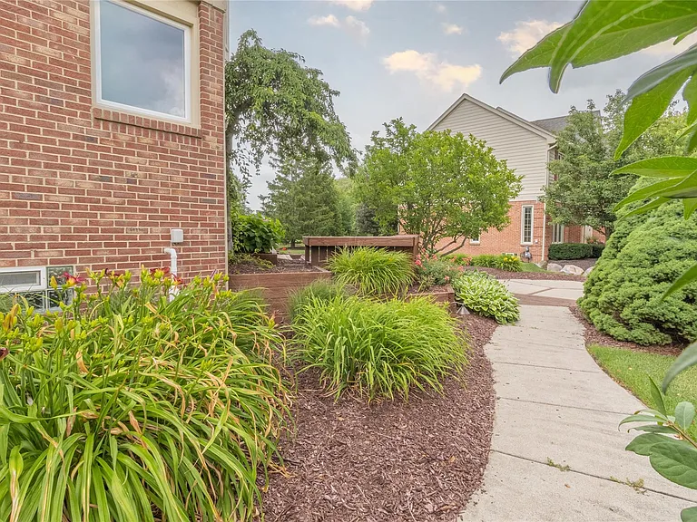 24084 Westmont Dr — Photo 42