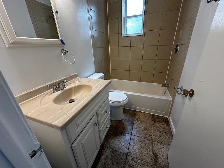 306 E St NE — Photo 32