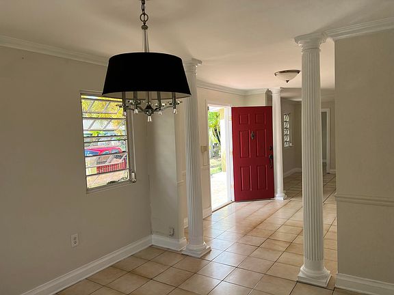 3rd image of 223 Strawberry Hill Est #Qu