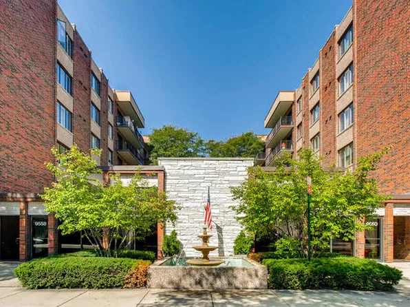 9560 Gross Point Rd #B-404, Skokie, IL 60076