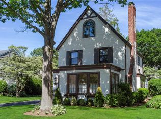 7 Roxbury Rd, Garden City, NY 11530