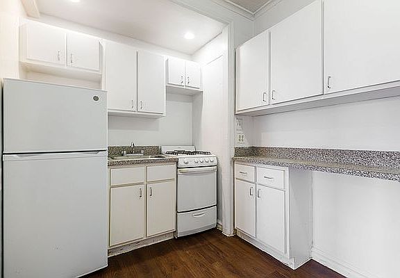 3rd image of 415 E 17th St #2B