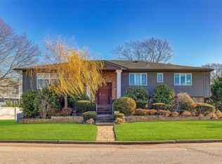 77 Bayberry Rd, Lawrence, NY 11559