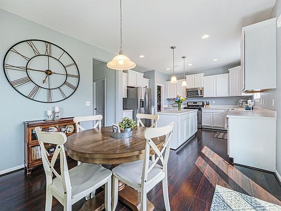 4th image of 7068 Colchester Ln