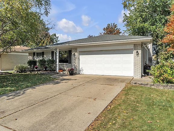 3rd image of 39724 Fox Valley Dr