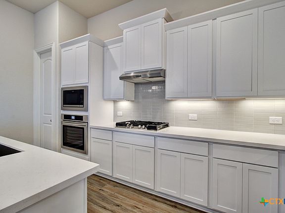 3rd image of 732 Navarro St