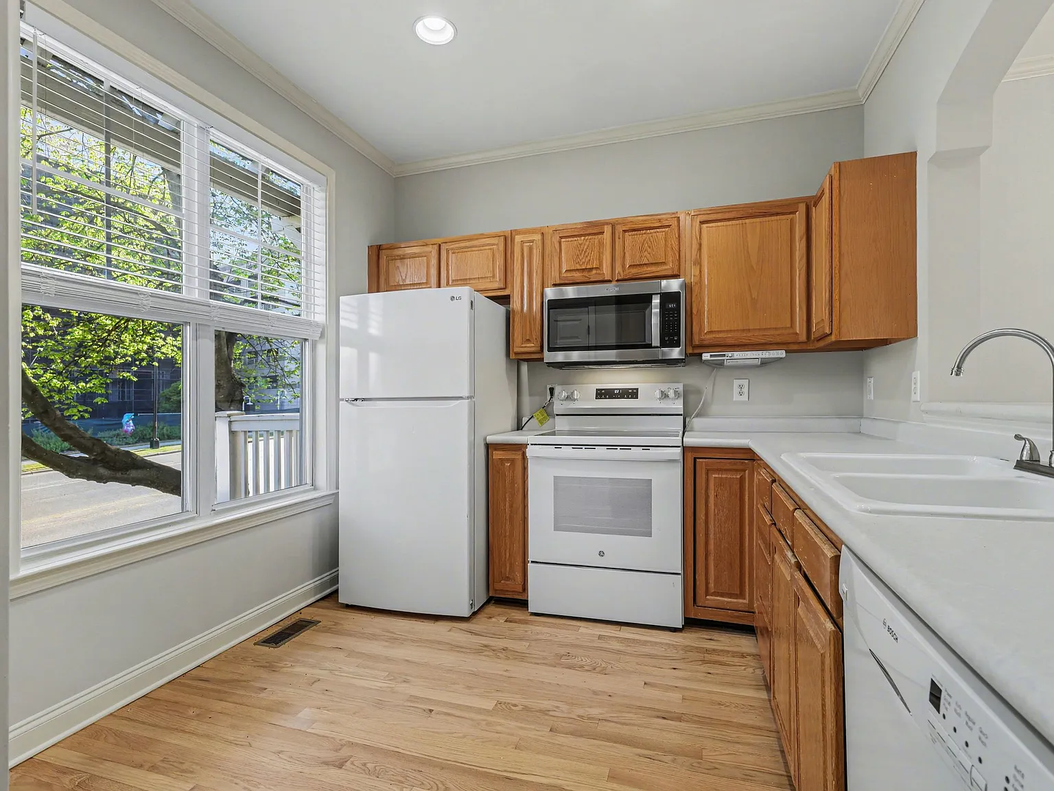 4 bed, 3.5 bath, 1950 sqft, $2,995 — Photo 4