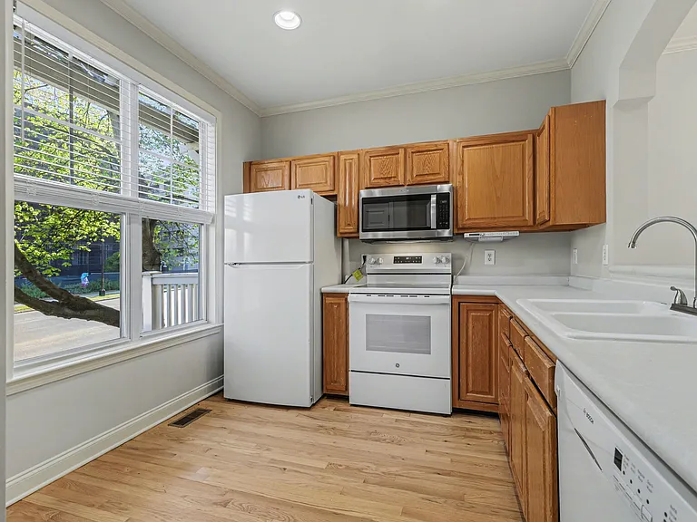 841 W 4th St — Photo 4