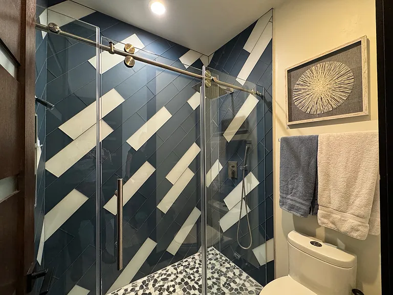 Bed 3 & 4 shower