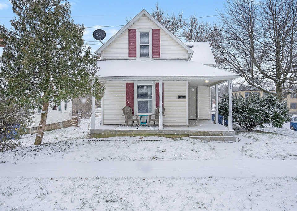 1st image of 900 Baraga St NE