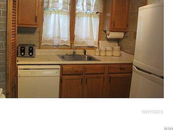 5th image of 379 Spruce Ave