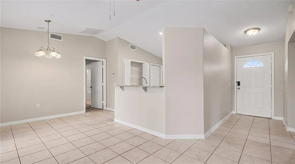 3 bed, 2.0 bath, 1121 sqft, $2,000 — Photo 2