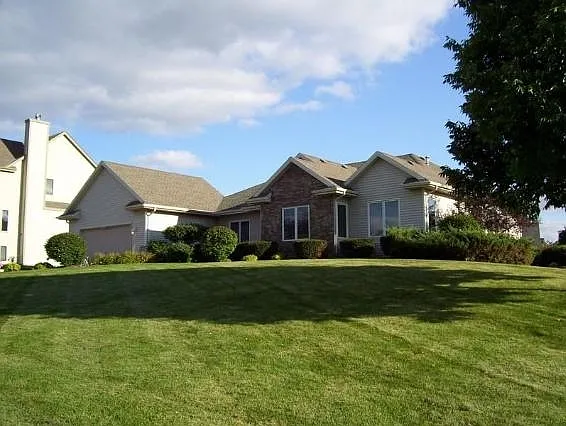 N66W13791 Crestwood Dr photo 1