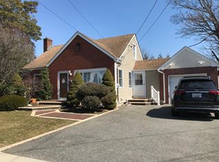 39 Elm St, Hicksville, NY 11801