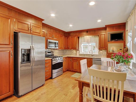 4th image of 233 E 7th St