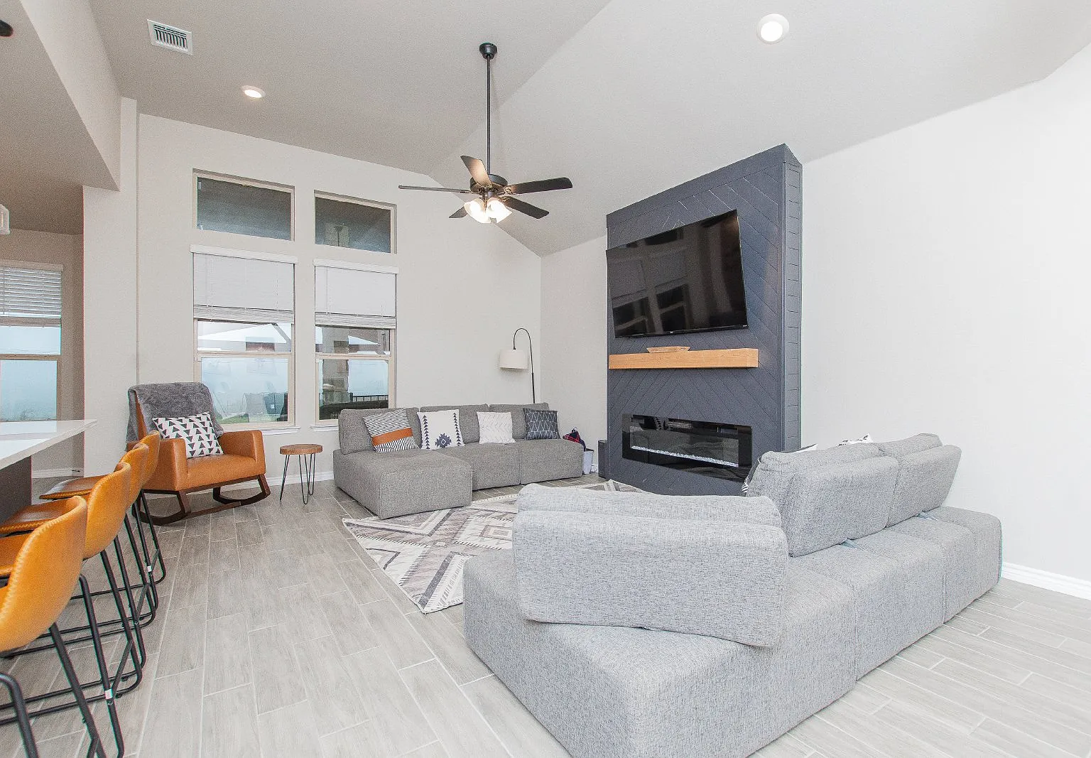 5 bed, 3.5 bath, 3594 sqft, $3,675 — Photo 2