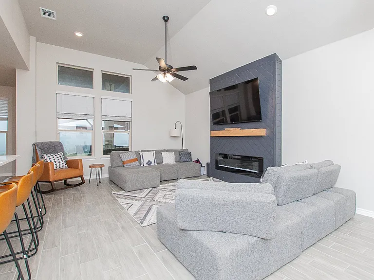 1756 Meadow Crest Dr — Photo 2