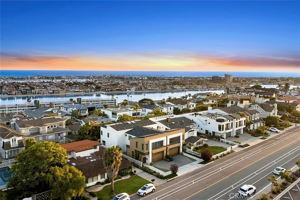 Building Photo - 1511 Cliff Dr