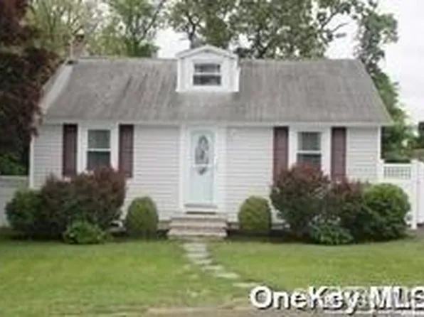 94 Inwood Avenue, Selden, NY 11784