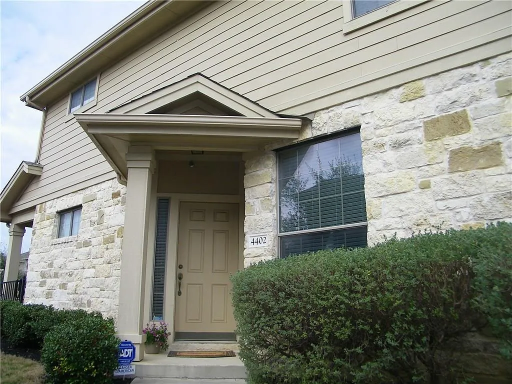 2 bed, 2.5 bath, 1391 sqft, $1,975 — Photo 1
