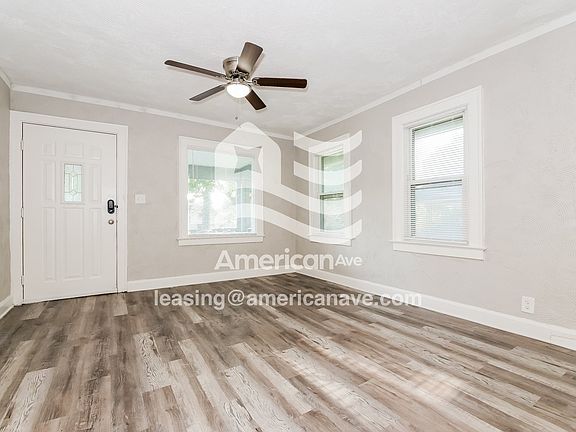 1453888_003_living_room_13995365.jpg