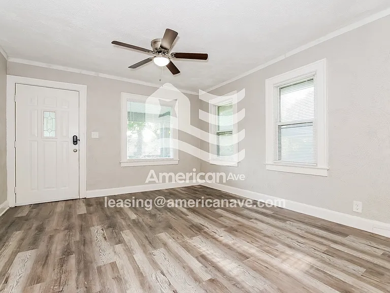 1453888_003_living_room_13995365.jpg