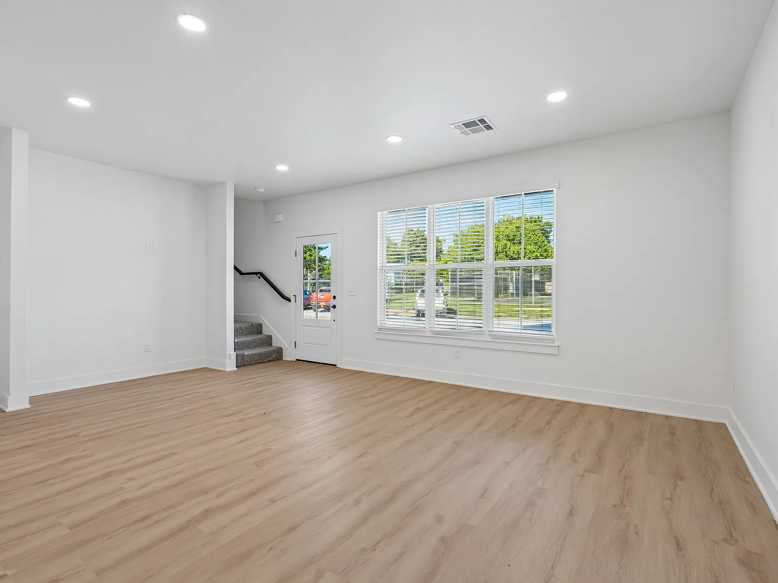 4 bed, $2,900 — Photo 2