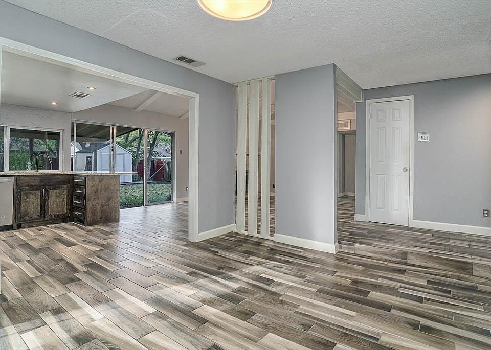 1st image of 609 Cranbrook Park