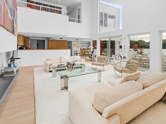 5th image of 28 Marine Blvd