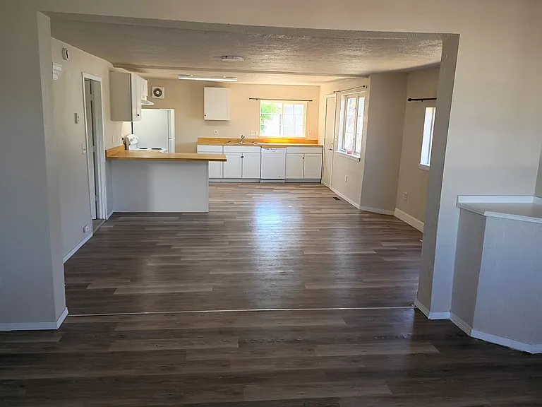 NE Spokane 2 bedroom apartment (Fresh paint and flooring) — Photo 10