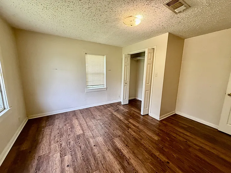 1009 Victoria St — Photo 6