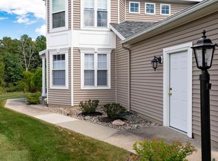 40 Patroon Pointe Dr, Rensselaer, NY 12144