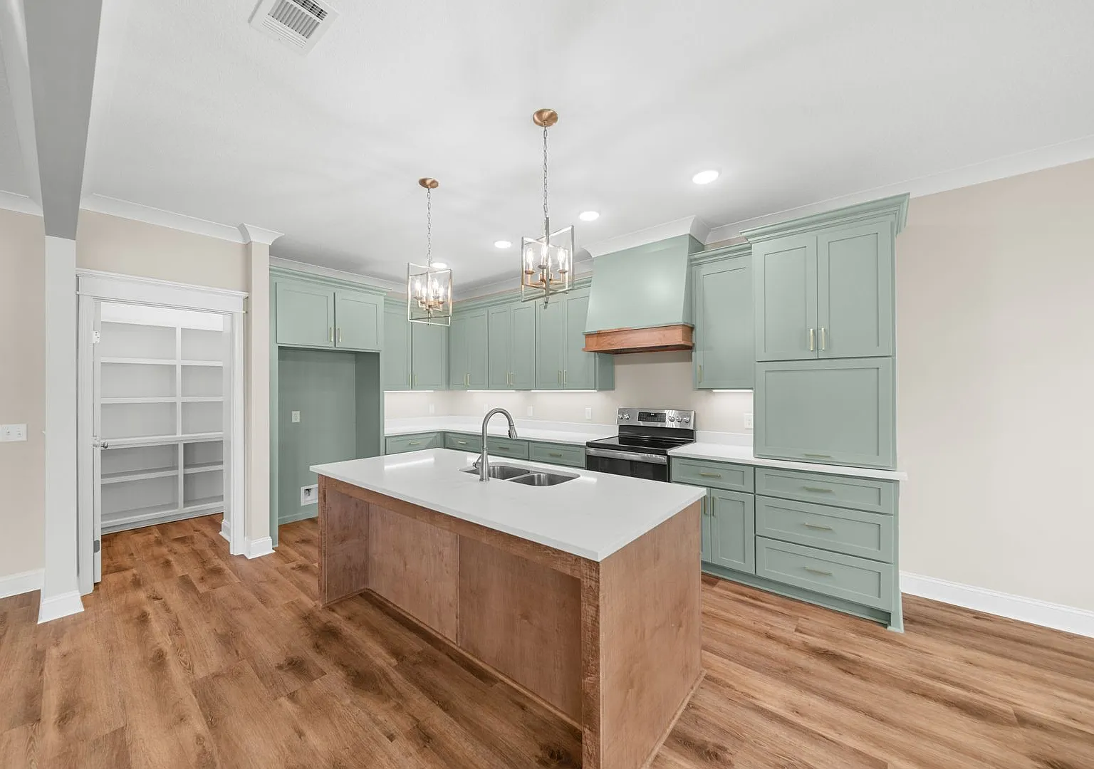 7 Honeysuckle Dr - Available Now! — Photo 2