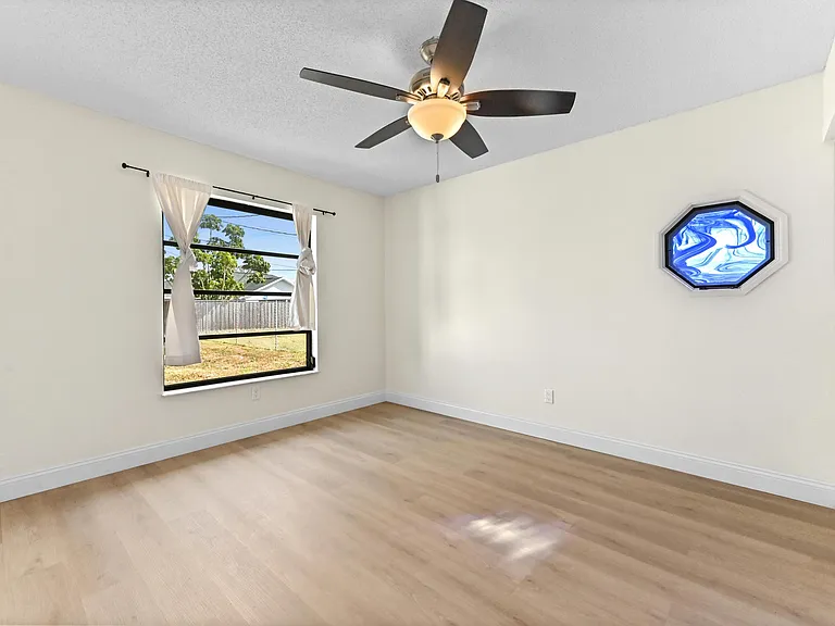 571 SE Anchor Ln — Photo 19
