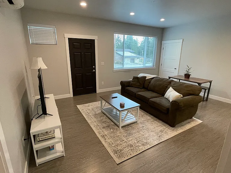 4430 Cable St — Photo 8