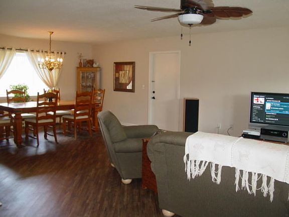 5th image of 584 NE Oleander Ct