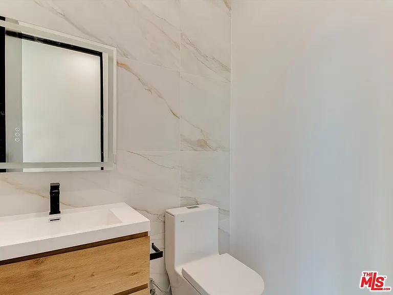 2817 S Redondo Blvd — Photo 14