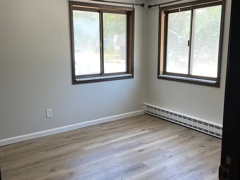 563 Coyne St — Photo 5