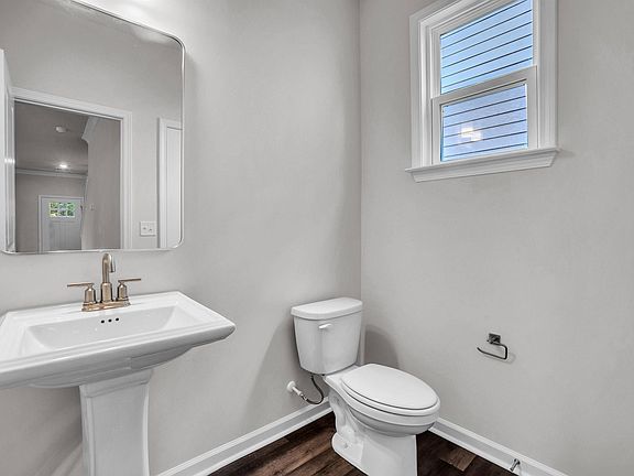 5th image of 239 Willard St