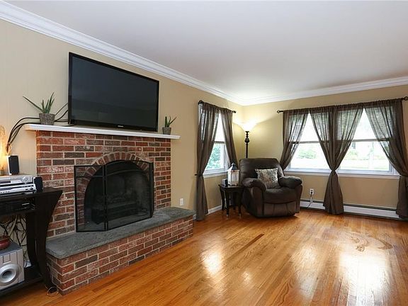 5th image of 111 Hobart Ave