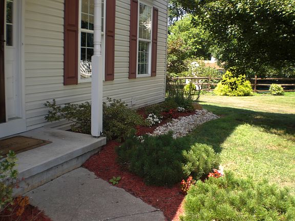 view of front landscaping 
