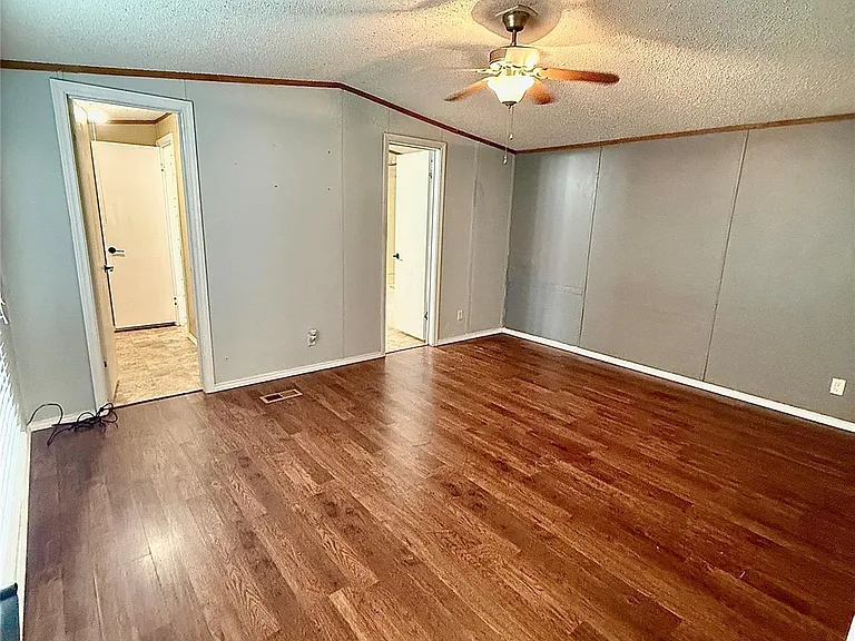 3075 FM 2001 — Photo 10