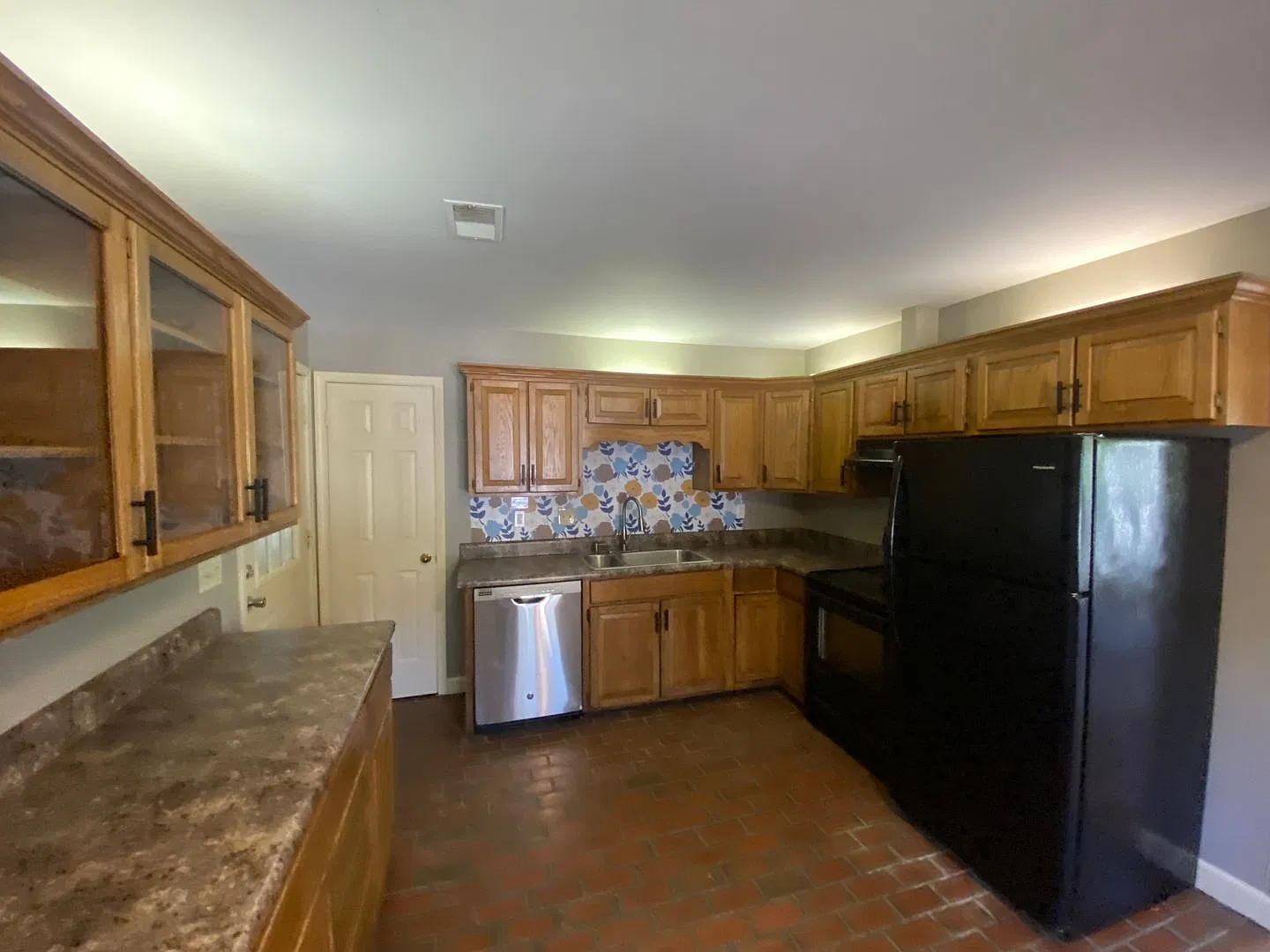 3bed/2bath Home with 2 car garage! — Photo 3