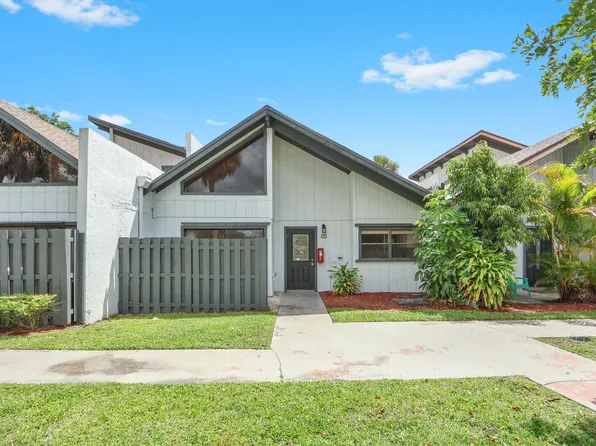 100 Sparrow Dr APT 14, Royal Palm Beach, FL 33411
