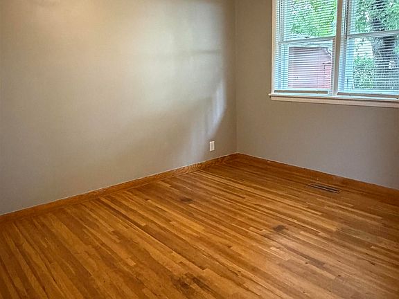 3rd image of 1108 Willow Ln