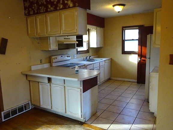 5th image of 22653 S Main Street