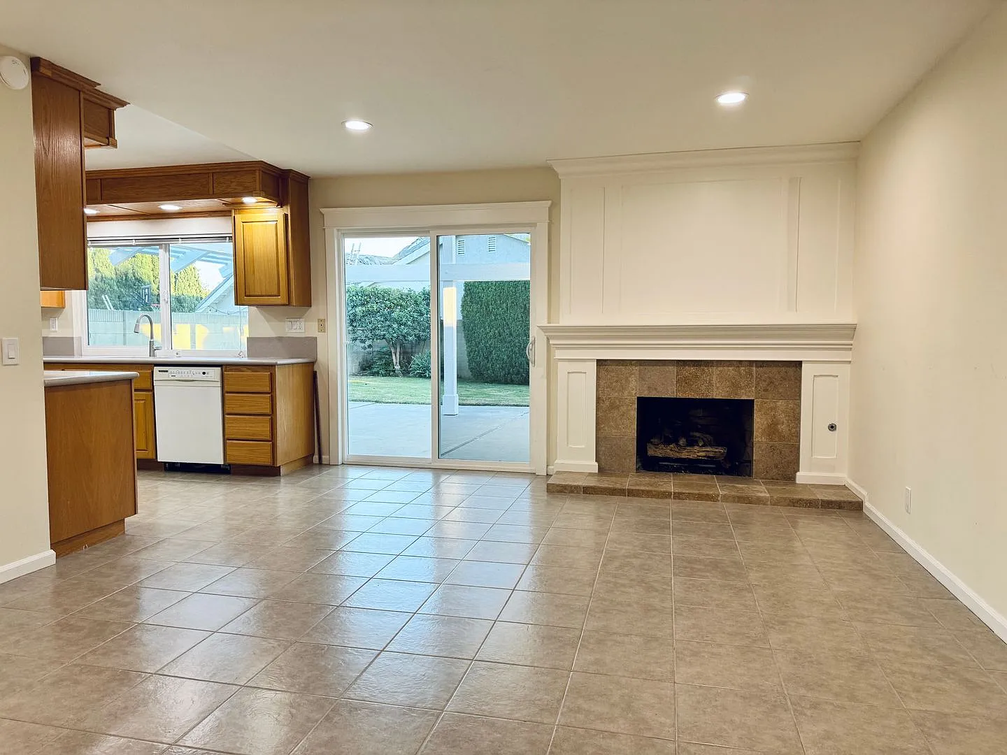 Single Level 4 Bedroom Home with NEW A/C in Fountain Valley — Photo 4