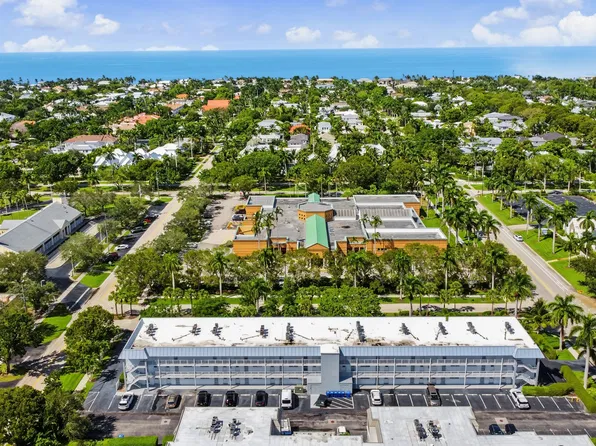 72 7th St S APT 306, Naples, FL 34102