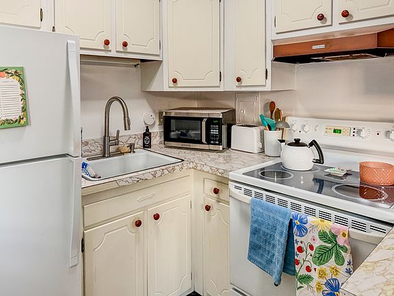 5th image of 539 W Stratford Pl APT 402