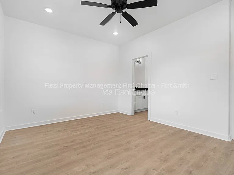 8900 Cambria Cir #B — Photo 10